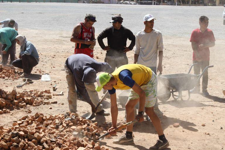 Una vez puesto el ladrillo, se coloca arena.