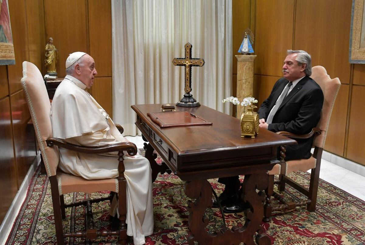 Los regalos que intercambiaron Alberto Fernández y el papa Francisco en el Vaticano