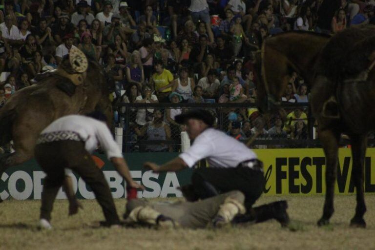 La secuencia completa del accidente que le costó la vida al jinete Norberto Cosutta en el Festival de Doma y Folclore de Jesús María.