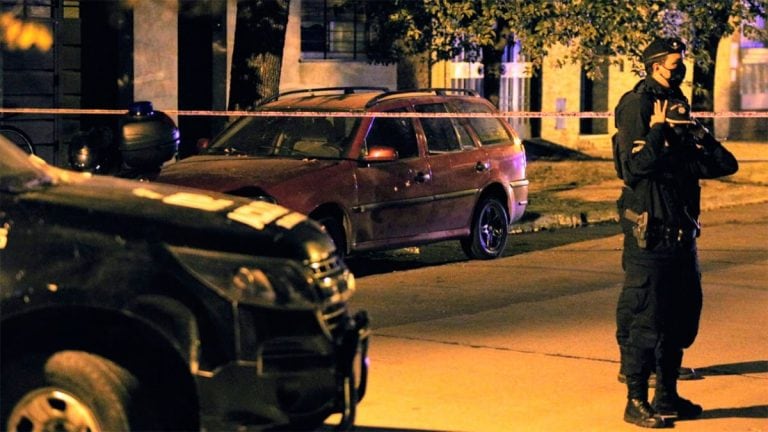 Asesinaron a un joven en su auto en Cerrito al 2800 (Juan José García)