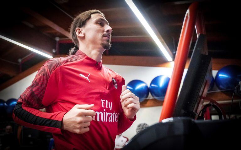 Prueba física de Zlatan Ibrahimovic. (Claudio Furlan/LaPresse via AP)