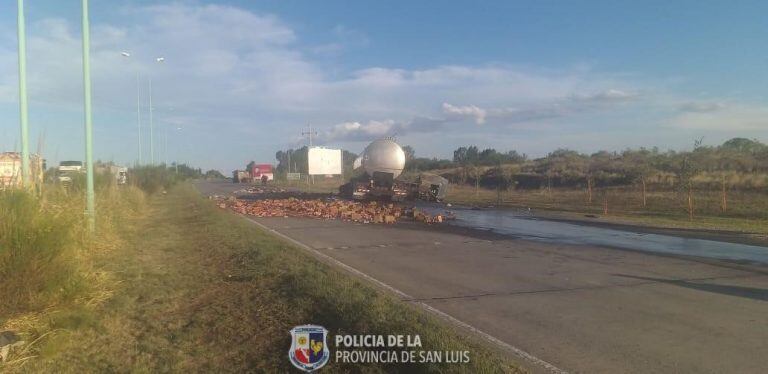 Choque fatal entre dos camiones en San Luis