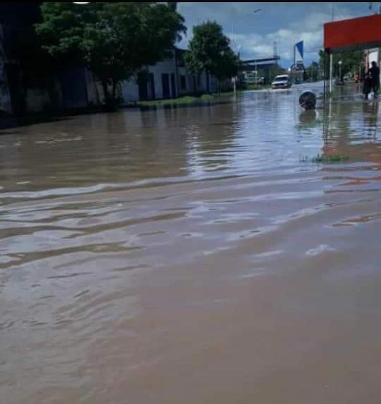 Una calle de Quintilipi tapada por el agua.