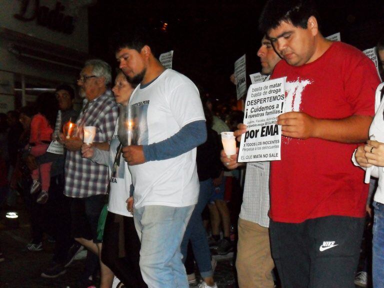 El silencio de la marcha solo se quebró cuando al final surgieron los aplausos reclamando un cambio en la situación de inseguridad. (Vía Rafaela)