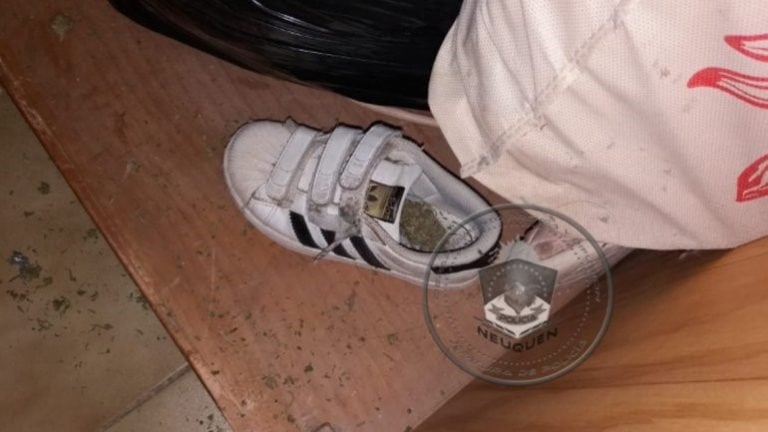 Insólito. Para que la policía no lo atrapara escondió marihuana en el baño y en sus zapatillas.