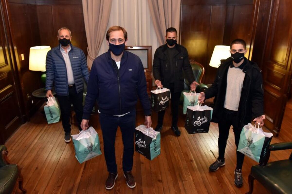 Una heladería de La Plata realizó una campaña solidaria y donó 500 barbijos al Municipio