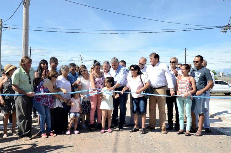 Representantes de las familias adjudicatarias, junto a las autoridades en el corte de cinta inaugural del grupo de 80 viviendas en Calilegua.