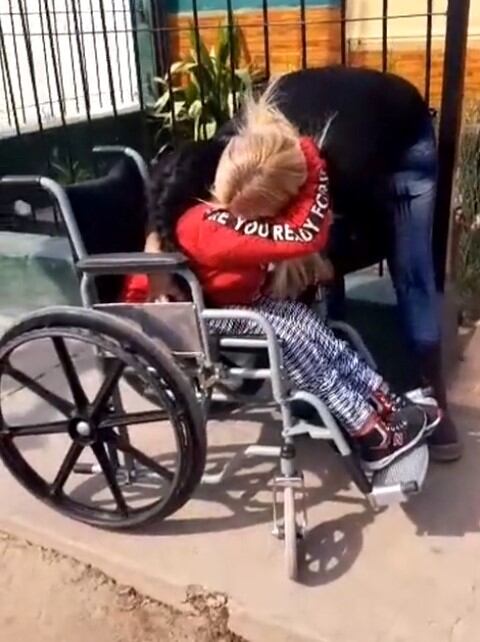 Emoción total: Helen se funde en un fuerte abrazo con su abuela Estela, al recibir su nueva silla de ruedas, gracias a la solidaridad y profunda empatía del profe Luis.