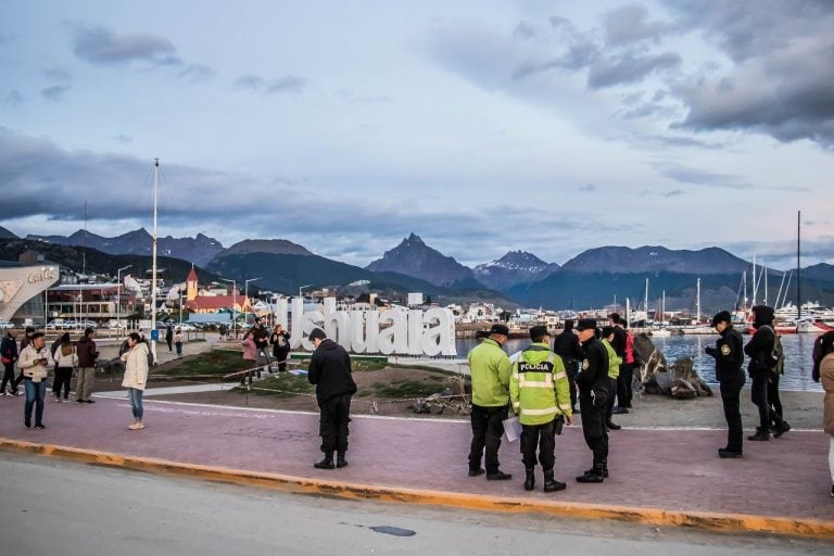 Vandalismo en el cartel de Ushuaia.