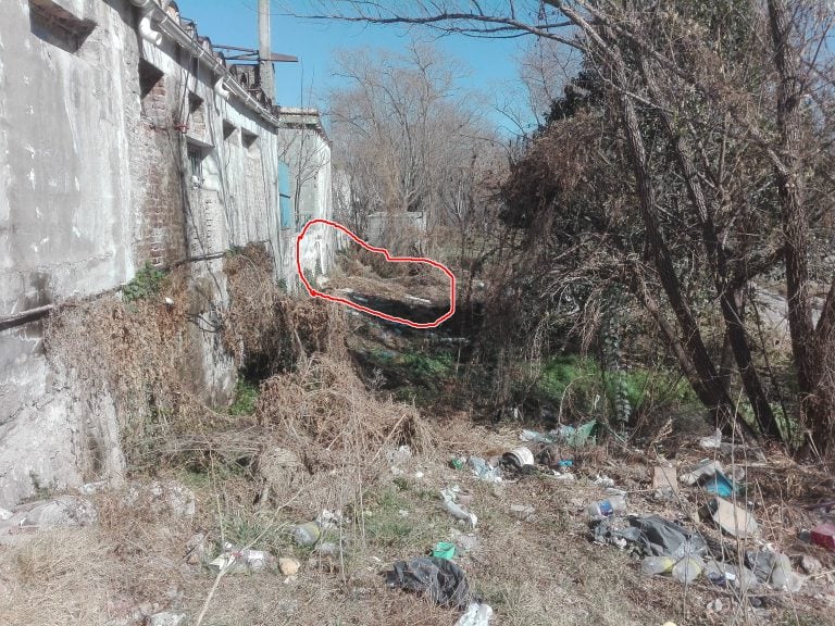 La Calera: un caño de una vivienda particular desagota el líquido al río.