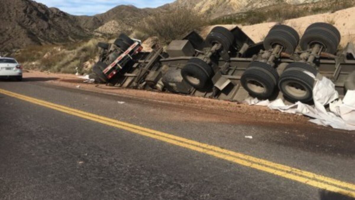 Una vez más, la ruta a Chile fue el escenario de un accidente: volcó un ...
