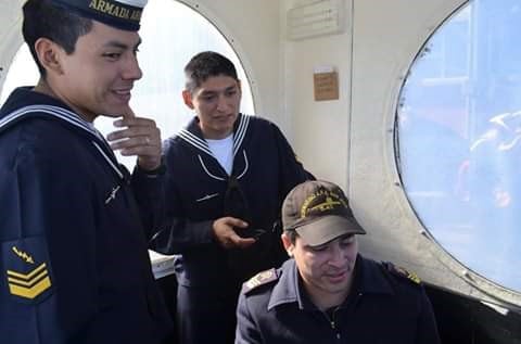 El cabo Leandro Cisneros (c), junto a camaradas del ARA San Juan, en fotografía cedida por su madre.