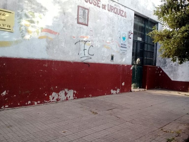 Exterior de la escuela antes de las obras. (Archivo)