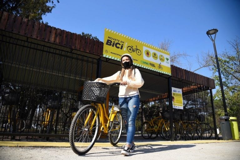 Se promueve el uso de la bicicleta como hábito saludable y para reducir la utilización del transporte público entre trabajadores esenciales (Municipalidad de La Plata)