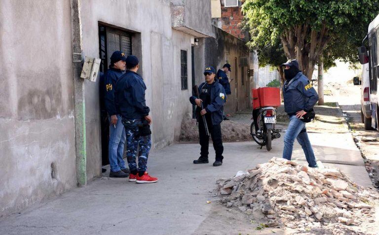 Se llevaron a cabo diferentes allanamientos en La Perla del Sur. (Vía País)