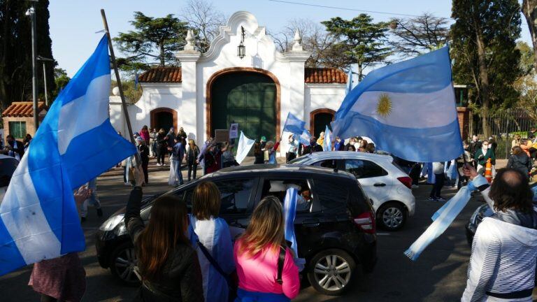 Protestas frente a la Residencia de Olivos (Foto: Clarín)