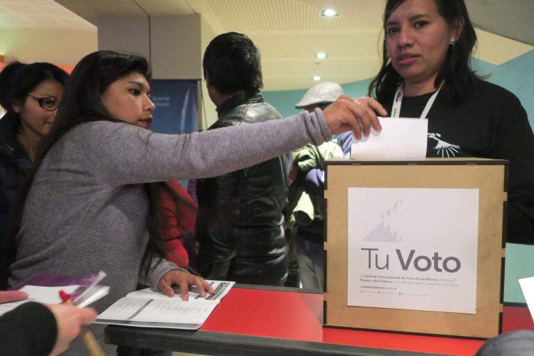 El público votar por su película favorita durante la cuarta edición del Festival Internacional de Cine de las Alturas. (EFE/Rodrigo García Melero)