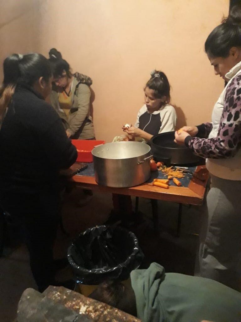 Melisa, su familia y amigas trabajan en el comedor.