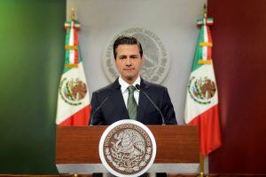 MEX17. CIUDAD DE MÉXICO (MÉXICO), 30/01/2017.- Fotografía cedida por la presidencia de México del presidente de México, Enrique Peña Nieto, durante un mensaje a la nación hoy, lunes 30 de enero de 2017, en Ciudad de México (México). Peña Nieto agradeció las expresiones de apoyo recibidas a raíz de la crisis con Estados Unidos, al tiempo que aseguró que el país latinoamericano está preparado para enfrentar los retos de esta nueva etapa y recordó que para reforzar la protección de los mexicanos que viven en Estados Unidos ha ordenado que se canalicen más de 1.000 millones de pesos adicionales (48,1 millones de dólares) a la red de consulados en ese país. EFE/Presidencia de México/SOLO USO EDITORIAL