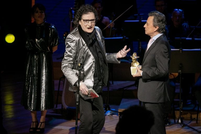 Charly Garcia, al recibir el Premio Gardel de Oro de las manos de "Palito". Crédito: dee_fiora/JA! Comunicación/dpa.