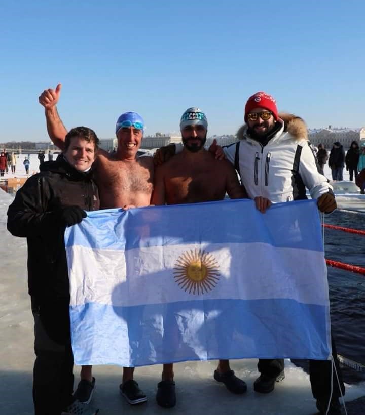 La delegación argentina, con Mariano Martínez sosteniendo la Bandera a la izquierda de la foto.