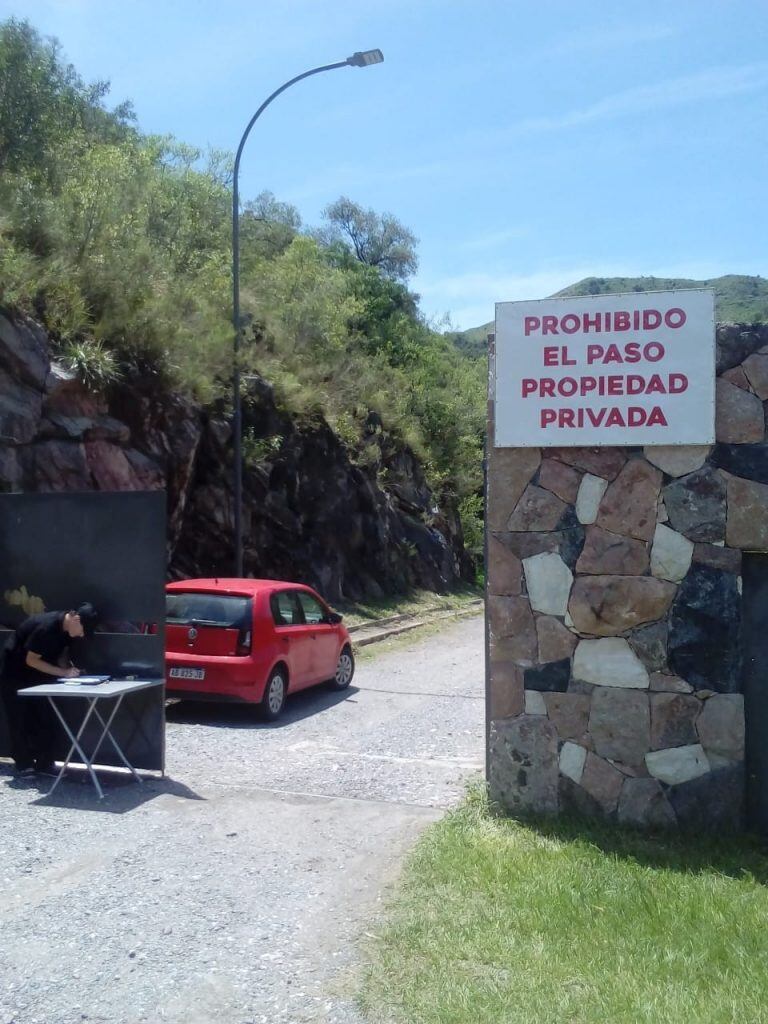 En la entrada se instaló un portón junto a un guardia de seguridad que pide documentación a quienes quieran pasar.