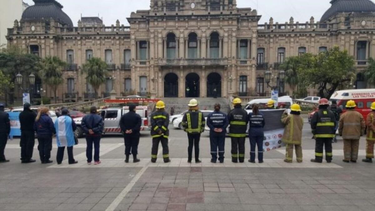 Bomberos Voluntarios realizaron un reclamo frente a la Casa de Gobierno
