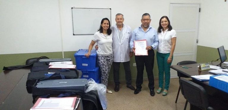 El director del Hospital y otros profesionales al recibir el material de osteosíntesis para casos de cirugía de fracturas y politraumatismos. (Facebook dirección del Samic de Eldorado)