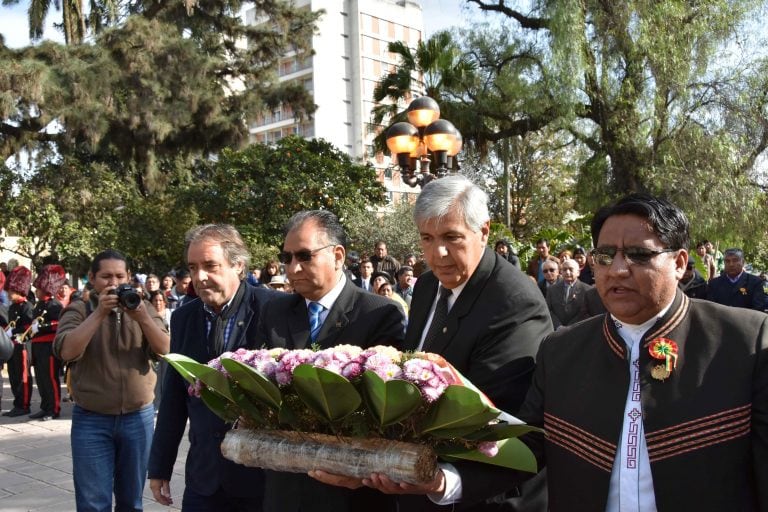 En plaza Belgrano acto por 139° aniversario de Independencia de Bolivia