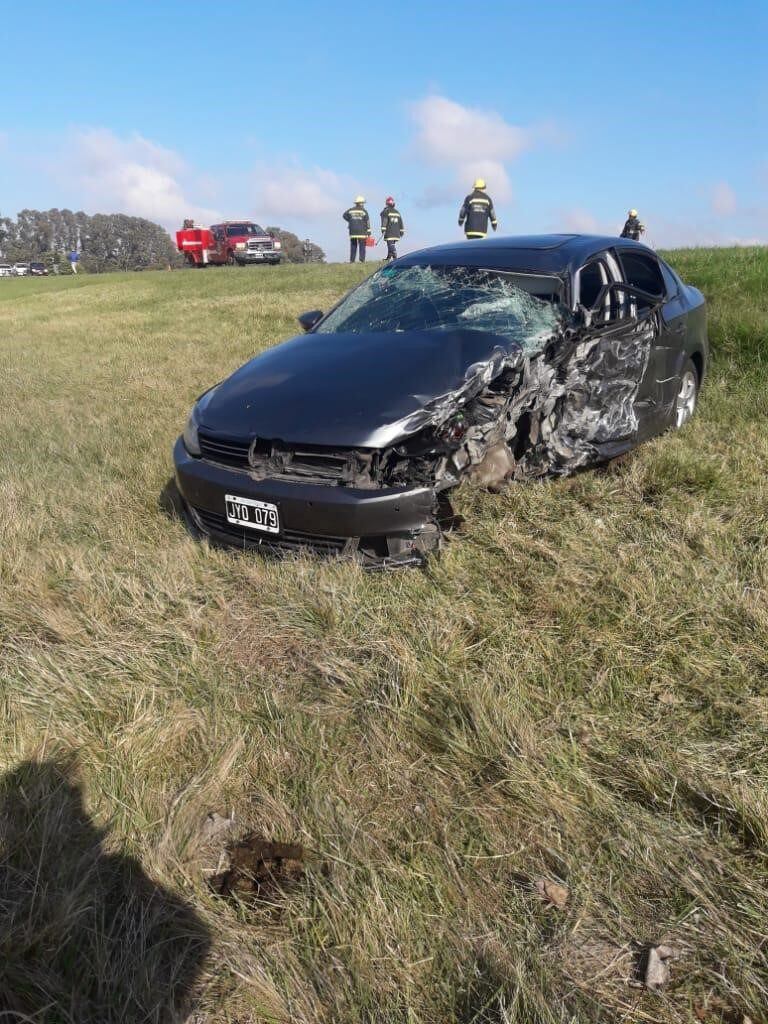 Así quedó el auto tras impactar contra el camión.