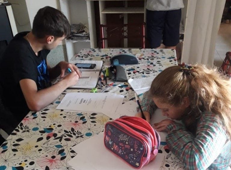 La familia estudiando