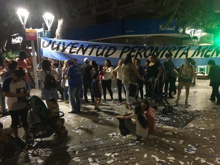 Kirchneristas celebraron en la Peatonal el triunfo de la fórmula Fernández - Fernández.