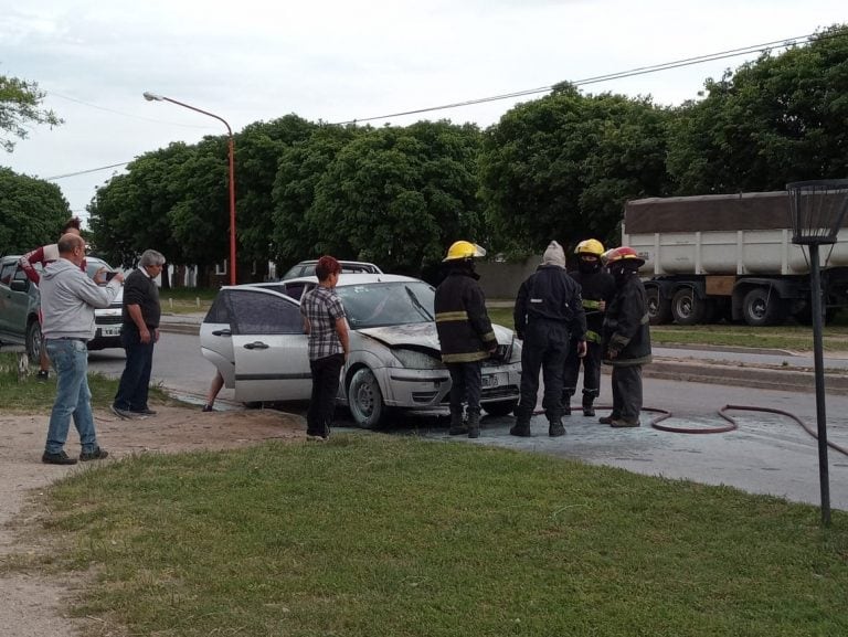 Vehículo incendiado sobre avenida Güemes