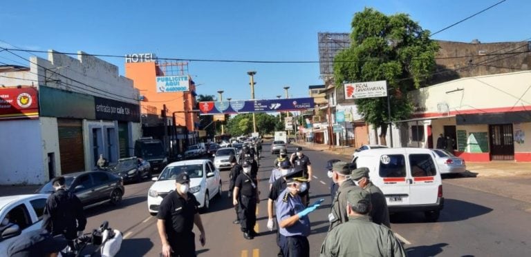 Víctor Zenón Cabrera, jefe de la Policía de Misiones, en un operativo cerrojo cerca de la Rotonda de la Avenida Uruguay y la exRuta 12. (MisionesOnline)