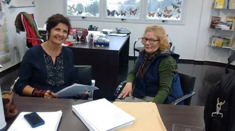 La secretaria de Cultura, Adriana Maggio, junto a la viuda del poeta, Lidia Hernández (Gobierno de La Pampa)