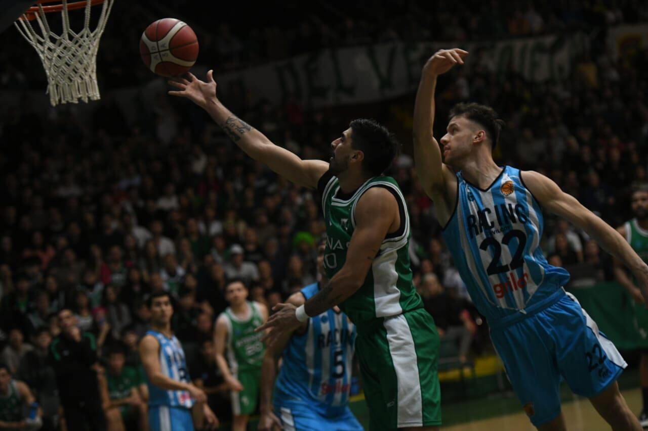 Atenas enfrentó a Racing de Chivilcoy en el Polideportivo Carlos Cerutti por la final de la Liga Argentina de básquet. (Facundo Luque / La Voz)