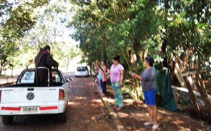 Silvano Jedryka párroco de Puerto Libertad en Misiones bendice los ramos de los fieles. (Gentileza Miguel Garcete)