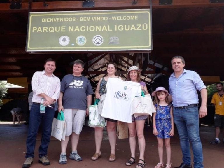 Como agasajo, realizaron un acto simbólico con regalos para estadías dentro del Parque.