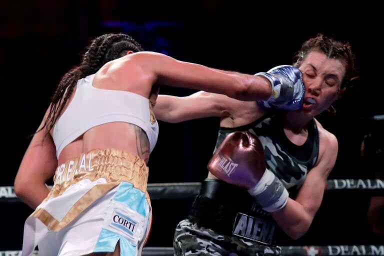 La "Pumita" Carabajal, vistiendo los colores argentinos, consigue impactar con su derecha en la mandíbula a Gradinar, durante el tercer round, esta noche en Atlantic City, N.J. (AP Photo/Julio Cortez)