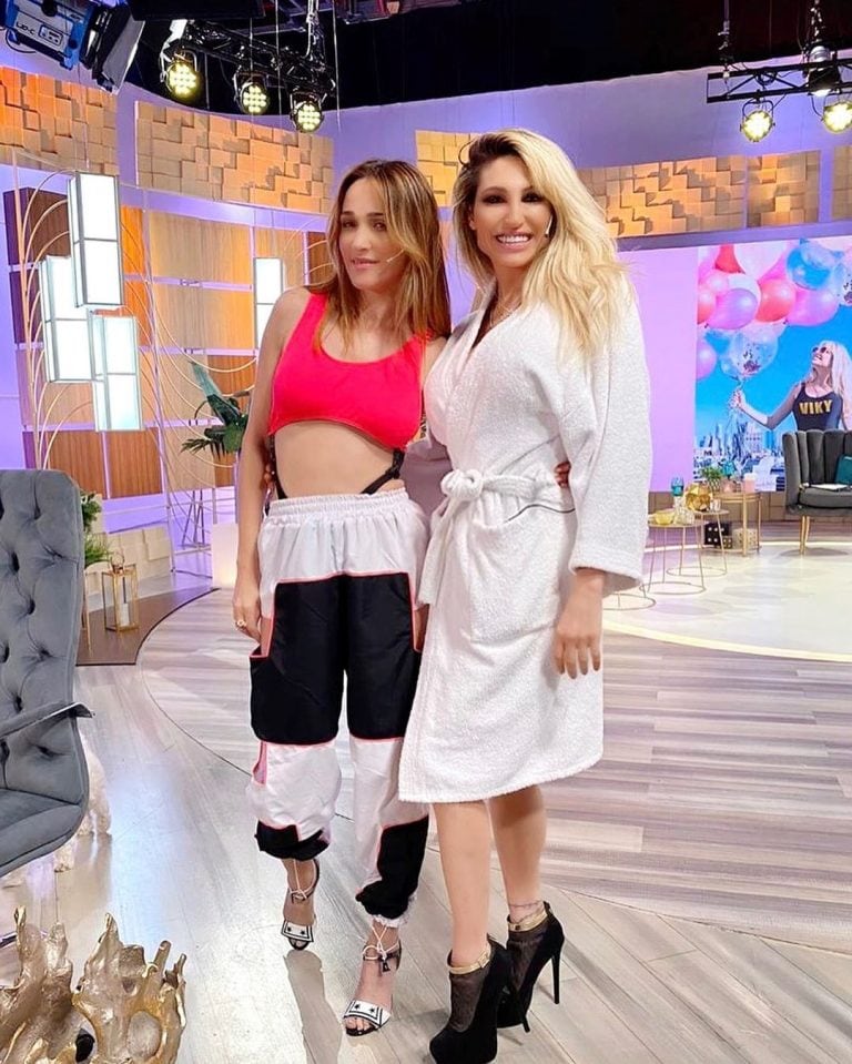 Verónica Lozano le pidió la ropa que llevaba puesta a Vicky Xipolitakis y ella se fue de la entrevista en bata (Foto: Instagram/ @victoriaxipolitakisok)