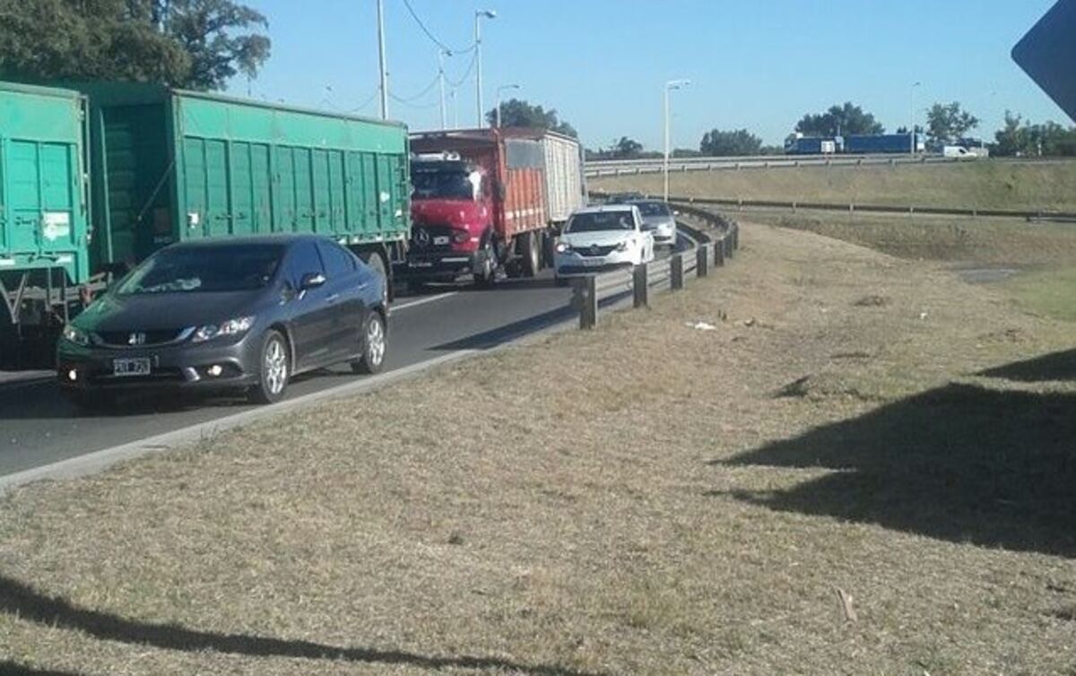 Una impresionante cola de camiones complica el tránsito sobre Circunvalación