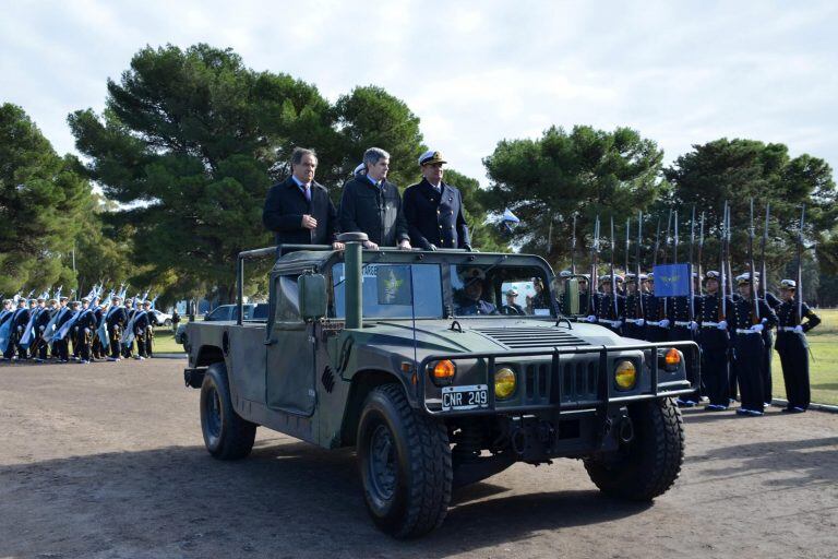 El ministro de Defensa Julio Martínez, el jefe de Gabinete de Ministros Marcos Peña y el titular del Estado Mayor General de la Armada, vicealmirante Marcelo Srur durante la conmemoración del Día de la Armada nacional en 2016. Crédito EFE/ MINISTERIO DE DEFENSA DE ARGENTINA.