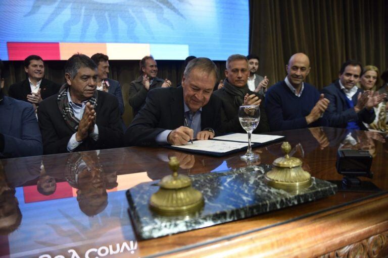 El gobernador Juan Schiaretti encabeza el acto de firma del Pacto Fiscal con la mayoría de las intendencias cordobesas.