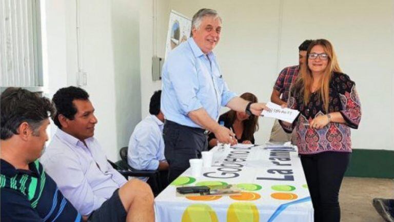 El ministro Moralejo, en el acto de entrega de toros (Gobierno de La Pampa)