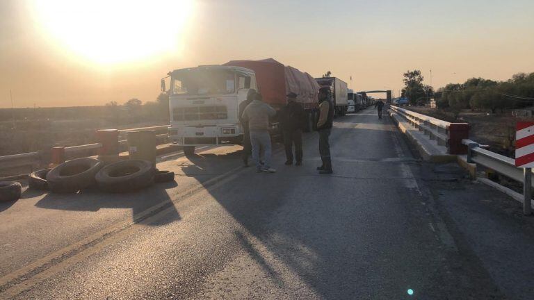 Una larga fila de camiones  espera su turno para ingresar a la provincia de Mendoza