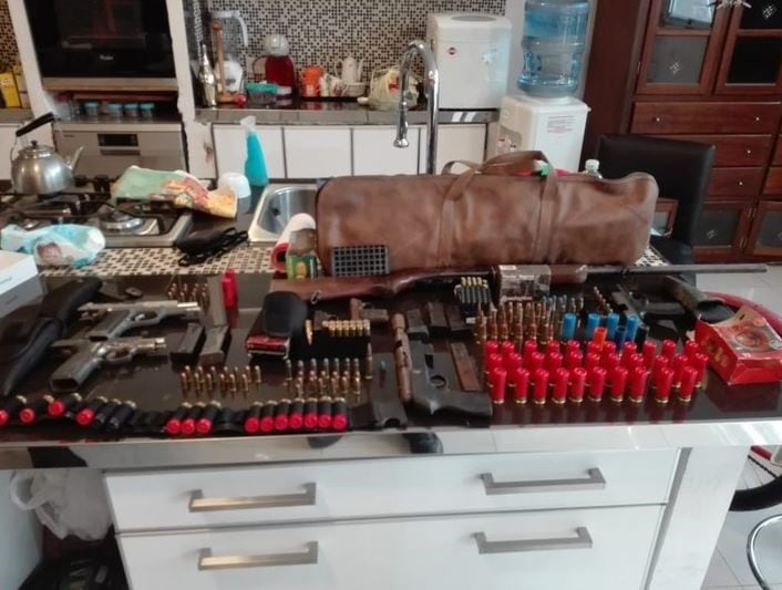 La Policía secuestró armas de fuego y dinero en efectivo.