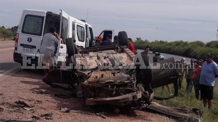 El auto quedó a la vera de la ruta, volcado.