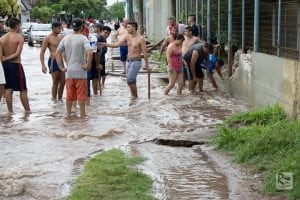 Vecinos tiraron abajo las paredes de Villa Gobernador Gálvez