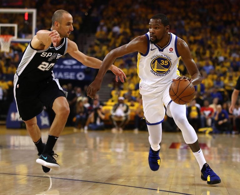 Manu Ginóbili, cara a cara con Kevin Durant durante los Playoffs de la NBA. (AP Photo/Ben Margot)