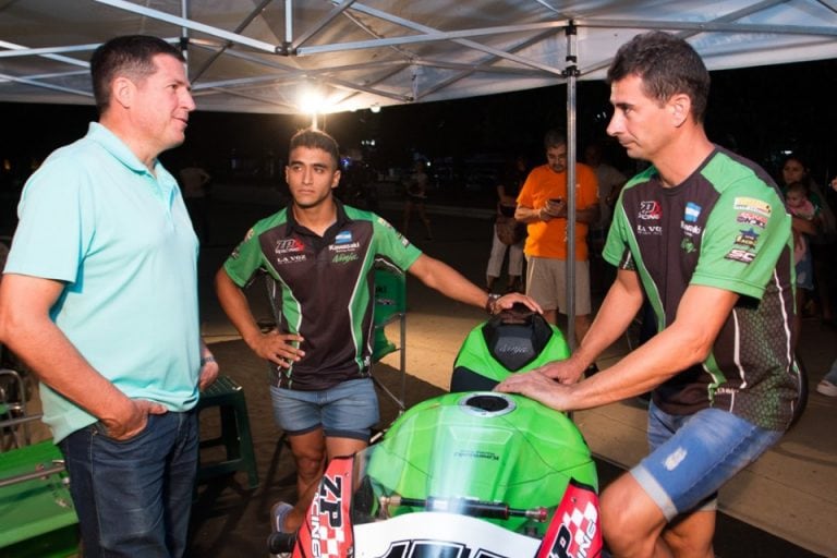 Andrés González y el equipo oficial Kawasaki en Arroyito